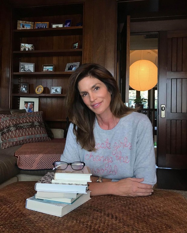 Dilansir dari situs Vogue Australia, ada kabar jika supermodel Cindy Crawford menyemprotkan susu ke wajahnya.