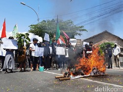 Demo Omnibus Law Bondowoso, Mahasiswa Bakar Keranda di DPRD