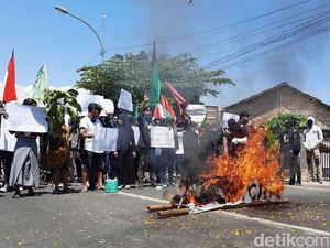 Demo Omnibus Law Bondowoso, Mahasiswa Bakar Keranda di DPRD Demo Omnibus Law Bondowoso, Mahasiswa Bakar Keranda di DPRD