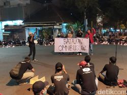 Tolak Omnibus Law, Mahasiswa Lamongan Aksi Teatrikal Hingga Nyalakan Lilin