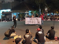 Tolak Omnibus Law, Mahasiswa Lamongan Aksi Teatrikal Hingga Nyalakan Lilin
