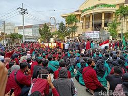 Tolak UU Omnibus Law, Ribuan Mahasiswa Kepung DPRD Ponorogo