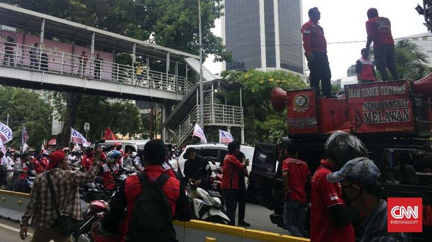 Ratusan massa buruh pengunjukrasa yang menolak Undang-Undang (UU) Omnibus Law Cipta Kerja mulaimemadati jalan Medan Merdeka Barat tepatnya depan Gedung Sapta Pesonamengarah ke Istana Negara, Jakarta, Senin (12/10).