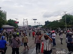 Demo Tolak Omnibus Law di Ambon Berujung Ricuh, 2 Mahasiswa Diamankan
