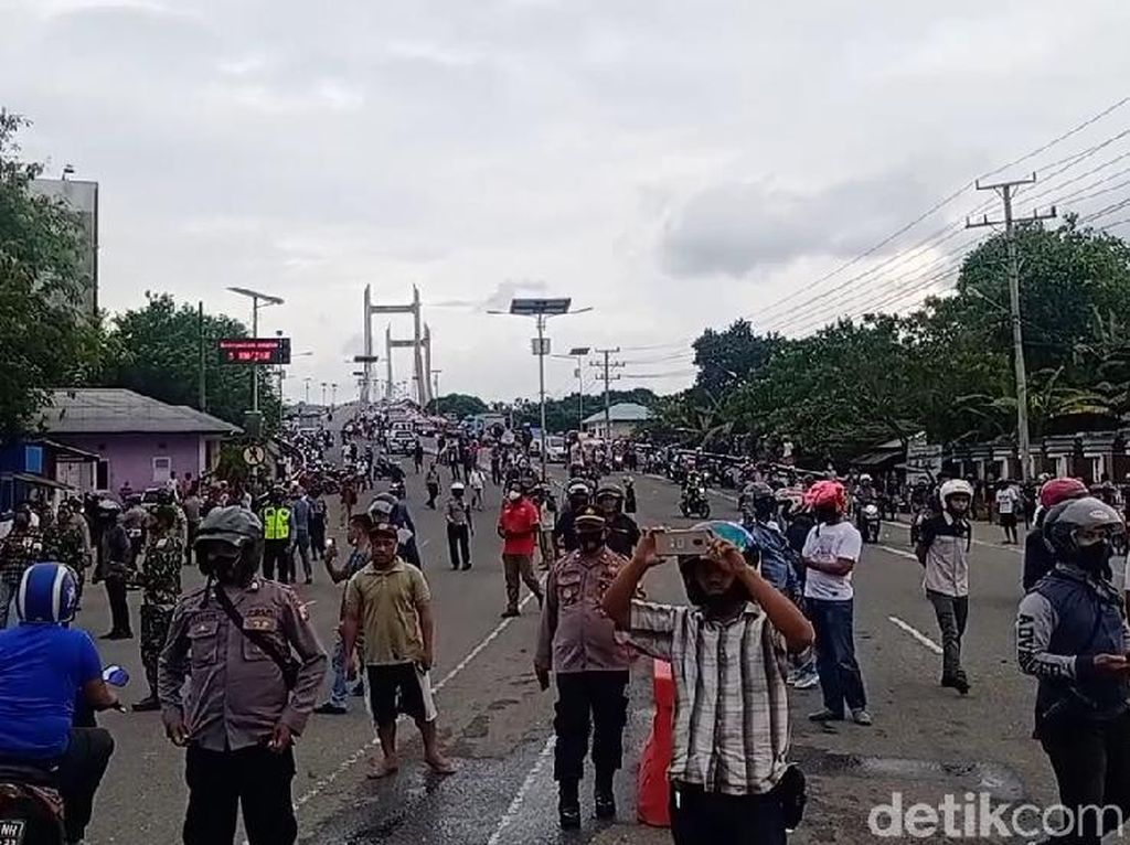Demo Tolak Omnibus Law di Ambon Berujung Ricuh, 2 Mahasiswa Diamankan Demo Tolak Omnibus Law di Ambon Berujung Ricuh, 2 Mahasiswa Diamankan