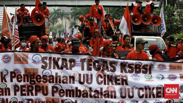 Kelompok buruh kembali melakukan aksi unjuk rasa menolak Omnibus Law UU Cipta Kerja di kawasan Jalan Medan Merdeka Barat. Senin (12/10/2020).  CNN Indonesia/Andry Novelino