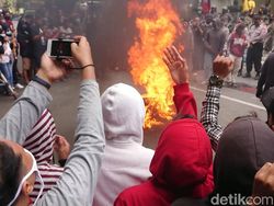 Mahasiswa dan Aliansi Masyarakat Tulungagung Bersatu Demo Omnibus Law
