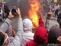Mahasiswa dan Aliansi Masyarakat Tulungagung Bersatu Demo Omnibus Law