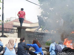 Demonstran di Polrestabes Bandung Lempar Telur hingga Bakar Ban