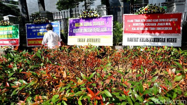 Deretan Karangan Bunga Jiwasraya Mejeng di PN Jakpus