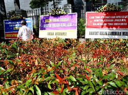 Deretan Karangan Bunga Jiwasraya Mejeng di PN Jakpus