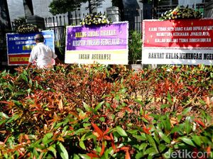 Deretan Karangan Bunga Jiwasraya Mejeng di PN Jakpus