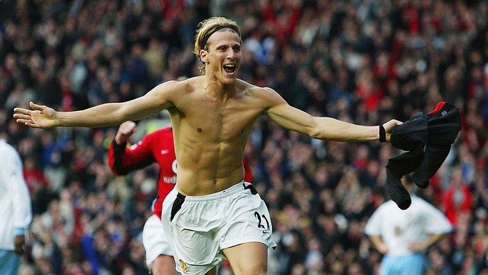 MANCHESTER - OCTOBER 26:  Diego Forlan of Manchester United celebrates scoring the equalizing goal during the FA Barclaycard Premiership game between Manchester United and Aston Villa on October 26, 2002 at Old Trafford, Manchester. (Photo by Laurence Griffiths/Getty Images)