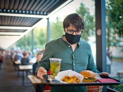 DKI Kembali PSBB Transisi, Ini Tips Aman Makan di Resto dari Pakar