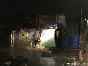 Penanganan Banjir Ciganjur Berlanjut, 2 Rumah Dihancurkan untuk Buka Aliran Air Penanganan Banjir Ciganjur Berlanjut, 2 Rumah Dihancurkan untuk Buka Aliran Air