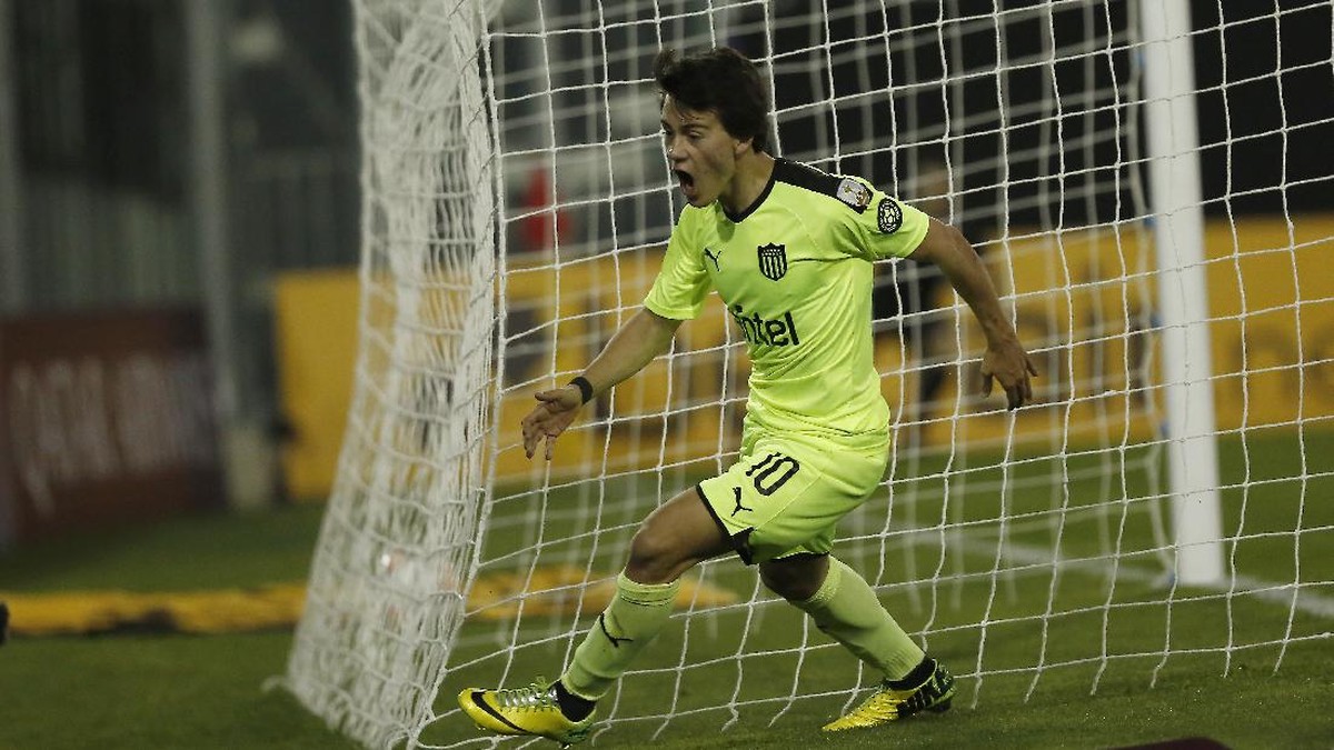 Facundo Pellistri dipuji Edinson Cavani. (Foto: Getty Images/Marcelo Hernandez)