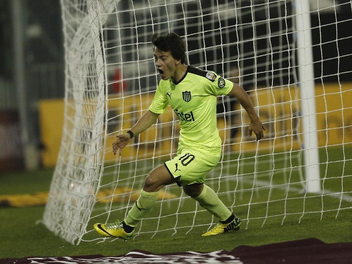 SANTIAGO, CHILE - SEPTEMBER 15: Facundo Pellistri of Peñarol celebrates after scoring the first goal of his team during a group C match between Colo Colo and Peñarol as part of Copa CONMEBOL Libertadores 2020 at Estadio Monumental on September 15, 2020 in Santiago, Chile. (Photo by Marcelo Hernandez/Getty Images)
