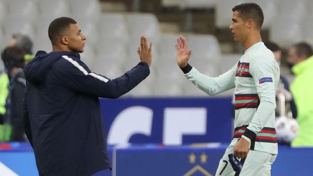 France Portugal Nations League Soccer France's Kylian Mbappe and Portugal's Cristiano Ronaldo, right, greet each other at the end of the UEFA Nations League soccer match between France and Portugal at the Stade de France in Saint-Denis, north of Paris, France, Sunday, Oct. 11, 2020. (AP Photo/Thibault Camus)