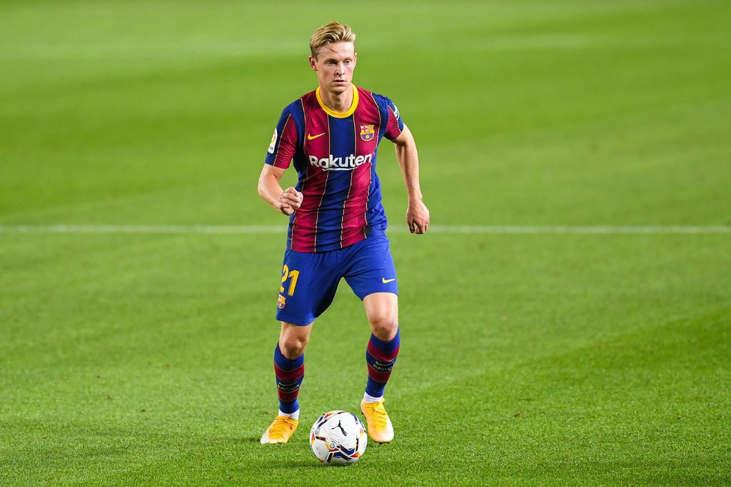 BARCELONA, SPAIN - OCTOBER 04: Frenkie de Jong of FC Barcelona runs with the ball during the La Liga Santander match between FC Barcelona and Sevilla FC at Camp Nou on October 04, 2020 in Barcelona, Spain. Football Stadiums around Europe remain empty due to the Coronavirus Pandemic as Government social distancing laws prohibit fans inside venues resulting in fixtures being played behind closed doors. (Photo by David Ramos/Getty Images)