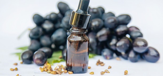 Grapeseed Oil/freepik.com Grapeseed oil merupakan minyak yang diekstraksi dari biji anggur yang mudah menyerap ke dalam kulit sehingga membuat kulit lembut, kenyal dan lembap.