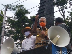 Temui Pendemo UU Cipta Kerja, Ganjar Bagikan Love Sign-Ajak Dangdutan