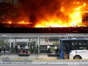 Halte Bundaran HI Sebelum-Sesudah Demo Ricuh