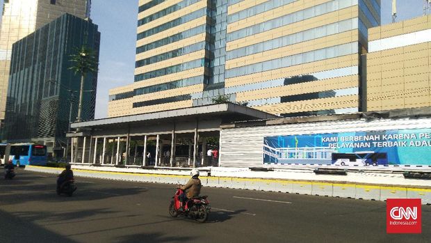 Halte Transjakarta Sarinah dan Bundaran HI di Jalan M.H. Thamrin dan Halte Tosari di Jalan Jendral Sudirman Jakarta Pusat yang sempat terbakar saat aksi demonstrasi penolakan Omnibus Law Undang-undang (UU) Cipta Kerja Kamis (8/10) lalu kini sudah mulai beroperasi kembali secara terbatas pada Senin (12/10).