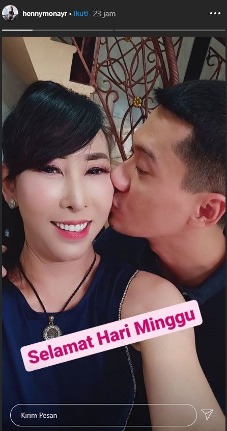 Unggahan henny Mona dikecup mesra seorang pria.