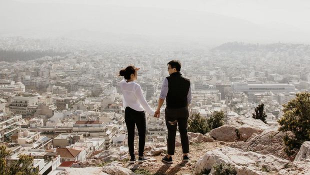 Selain rutin berkomunikasi lewat telepon, hubungan teman rasa pacar juga rutin bertemu dan menghabiskan akhir pekan berdua.