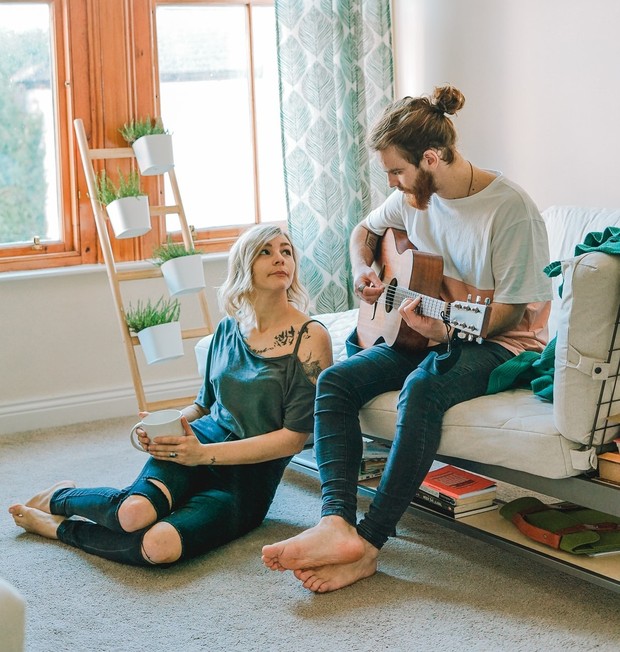 Tak sekadar berkabar dan ketemuan, mereka yang terjebak dalam hubungan teman rasa pacar juga saling curhat setiap kali ada masalah.