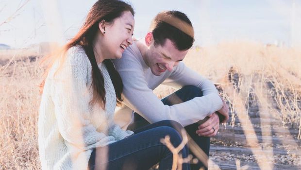 Hubungan teman rasa pacar dapat diketahui dari komunikasi yang dilakukan. Komunikasi yang intens antara kamu dan teman lawan jenismu bisa jadi tanda bahwa kamu tengah terjebak dalam hubungan teman rasa pacar.