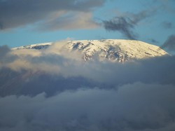 Gunung Kilimanjaro Dilanda Kebakaran, Penyebabnya Belum Diketahui
