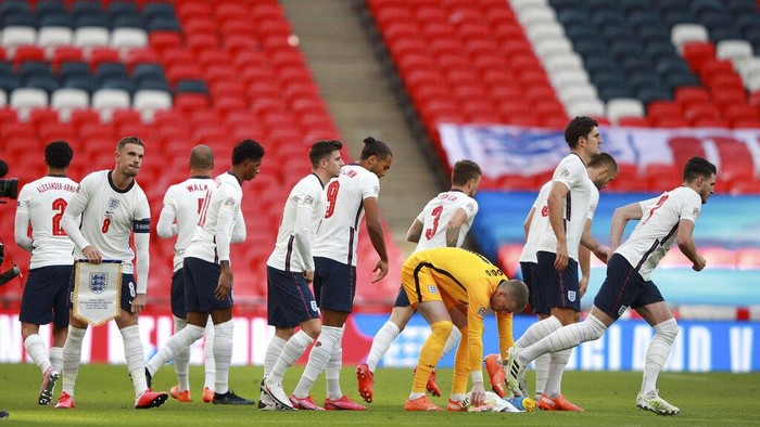 England players prepare to start the UEFA Nations League soccer match between England and Belgium at Wembley stadium in London, Sunday, Oct. 11, 2020. (AP Photo/Ian Walton, Pool)
