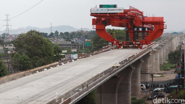Instalasi Girder Kereta Cepat Terpasang di Kopo