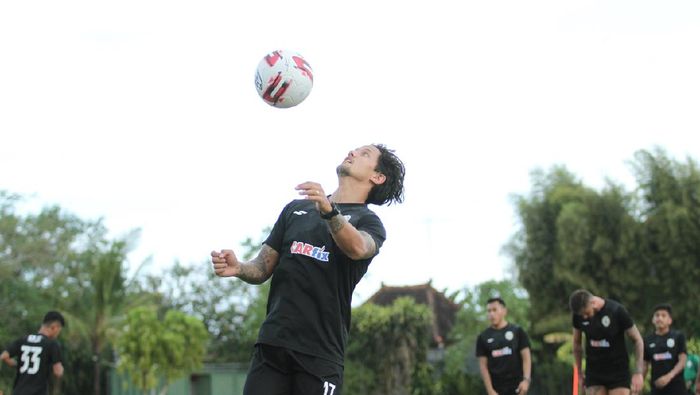 Irfan Bachdim Pemain PSS Sleman, Irfan Bachdim, dalam sebuah sesi latihan.