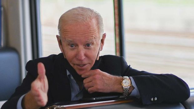 Democratic presidential nominee and former Vice President Joe Biden speaks to teacher Denny Flora (not shown) as they ride a train to Pittsburgh, Pennsylvania on September 30, 2020. - Biden on Wednesday branded his presidential rival's caustic debate performance as a 