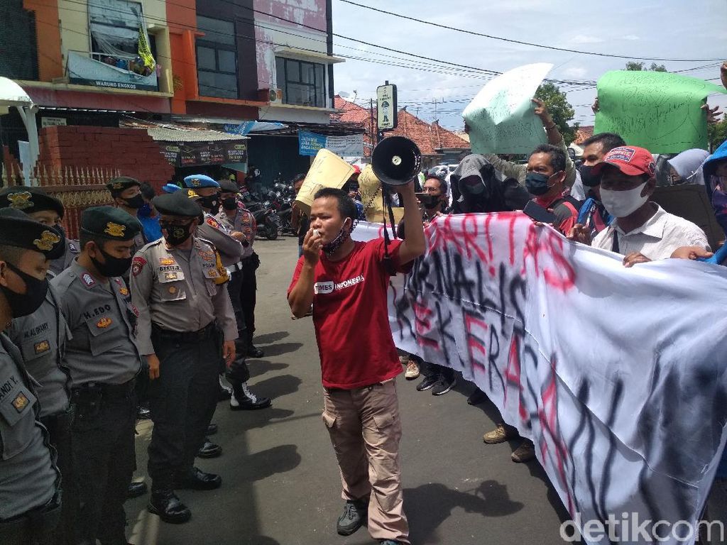 Demo di Depan Markas Polisi, Jurnalis Cirebon Kecam Tindakan Represif Aparat Demo di Depan Markas Polisi, Jurnalis Cirebon Kecam Tindakan Represif Aparat