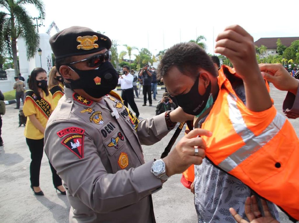 Polda Kalteng Bikin Rompi Khusus Cegah Kekerasan ke Jurnalis Berulang Polda Kalteng Bikin Rompi Khusus Cegah Kekerasan ke Jurnalis Berulang