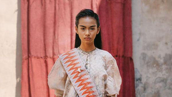 15 Koleksi Busana Terbaru Sapto Djojokartiko yang Terinspirasi Sabung Ayam