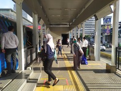 Hari Pertama PSBB Transisi, Kondisi Halte TransJ Bundaran HI-Sarinah Lengang