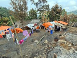 21 KK Korban Kebakaran di Kampung Adat Cengkuk Sukabumi Tinggal di Tenda