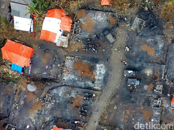 Korban Kebakaran Kampung Adat Cengkuk Tinggal di Tenda Darurat