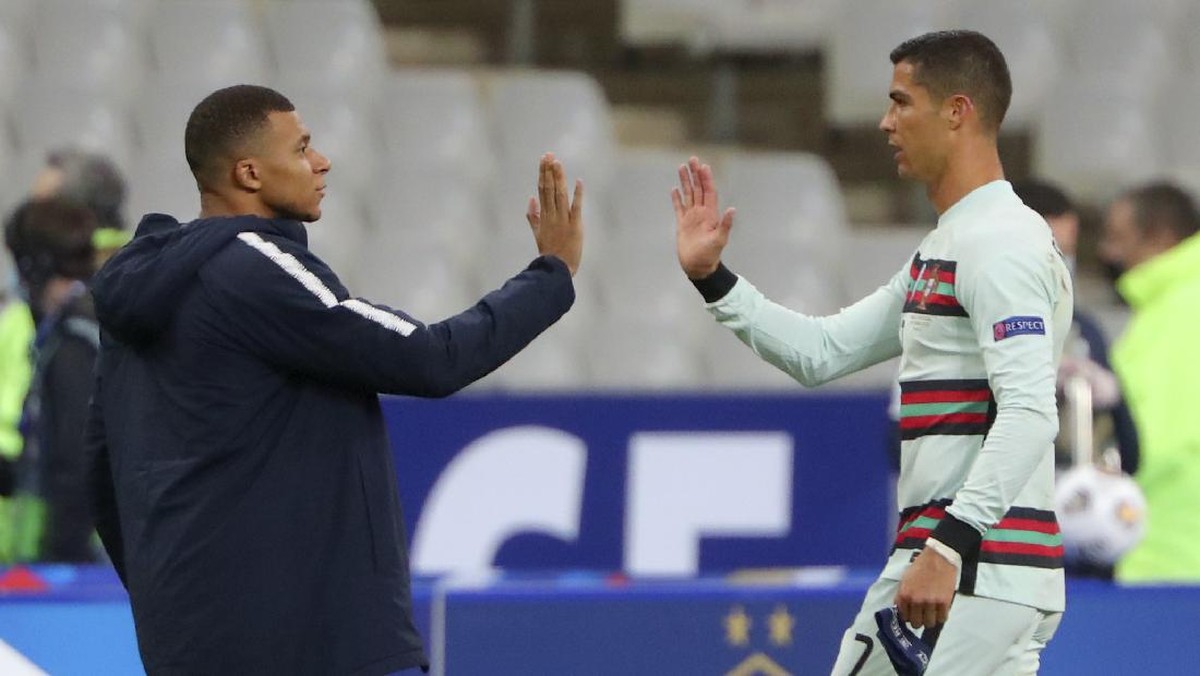 Kylian Mbappe dan Cristiano Ronaldo. Foto: Thibault Camus/AP