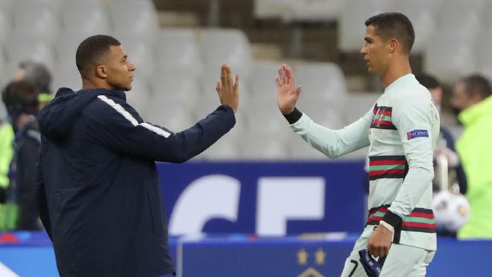 kylian mbappe cristiano ronaldo timnas prancis timnas portugal uefa nations league Frances Kylian Mbappe and Portugals Cristiano Ronaldo, right, greet each other at the end of the UEFA Nations League soccer match between France and Portugal at the Stade de France in Saint-Denis, north of Paris, France, Sunday, Oct. 11, 2020. (AP Photo/Thibault Camus)