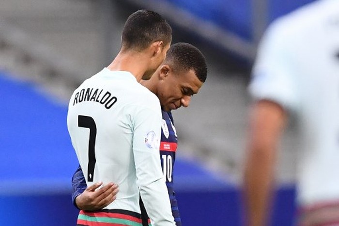 Mbappe Dan Cristiano Ronaldo Bahas Apa Sih Kayaknya Asyik Banget