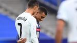 Foto Cristiano Ronaldo & Kylian Mbappe: Tatapan, Tawa, Peluk