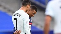 Entah apa yang saat itu diperbincangkan Ronaldo dan Mbappe dengan asyiknya. (Foto: AFP/FRANCK FIFE)