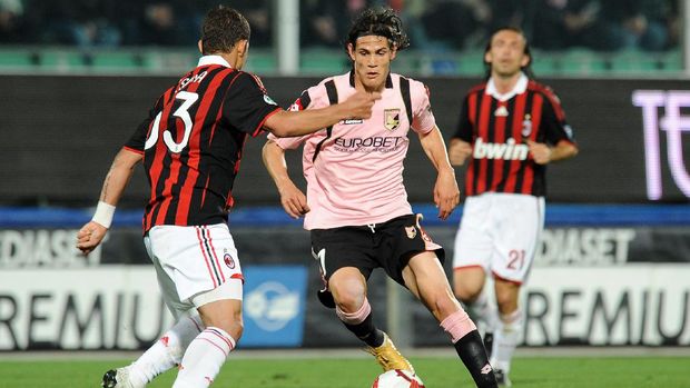 PALERMO, ITALY - APRIL 24: Thiago Silva (L) of Milan and Edinson Cavani of Palermo compete for the ball during the Serie A match between US Citta di Palermo and AC Milan at Stadio Renzo Barbera on April 24, 2010 in Palermo, Italy.  (Photo by Tullio M. Puglia/Getty Images)