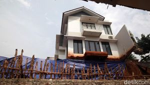Melihat Lagi Rumah Melayang Akibat Longsor di Ciganjur