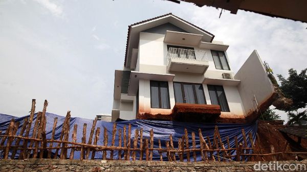 Melihat Lagi Rumah Melayang Akibat Longsor di Ciganjur